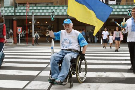 世界を車いすで巡る男性、初来日　ウクライナの社会活動家