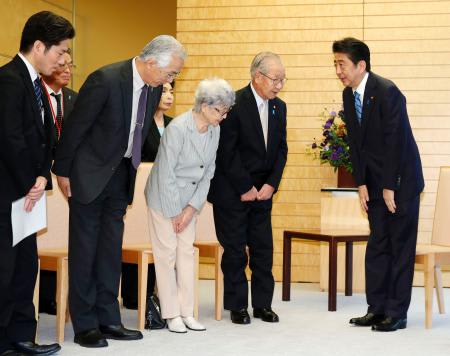 首相、拉致「日本主導で追及」　被害者家族会と面会