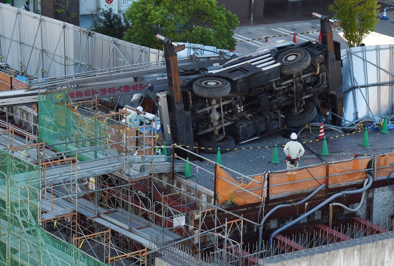 工事現場：クレーン車が横転　けが人なし　名古屋