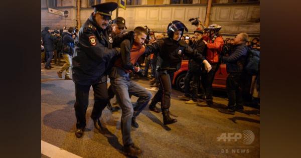 プーチン大統領の誕生日にロシア各地でデモ、270人以上拘束