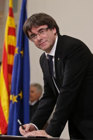 カタルーニャ州首相「独立」保留　スペイン政府に対話要求