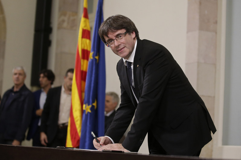 カタルーニャ：独立宣言「凍結」　中央政府と対話模索