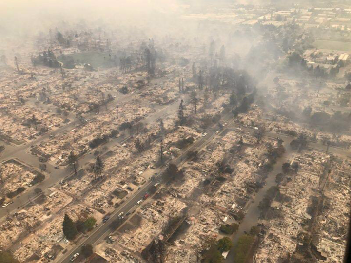 街がなくなった。カリフォルニアの山火事被害を示す2枚の写真