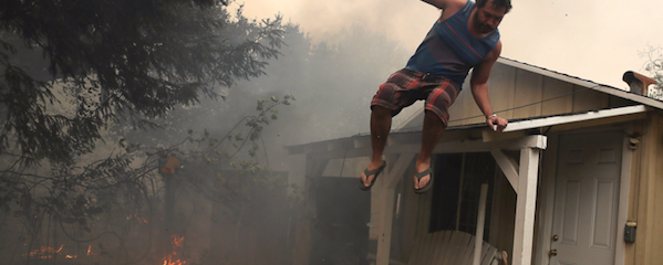 カリフォルニアの山火事、被害は広がる —— 現地からの写真と動画