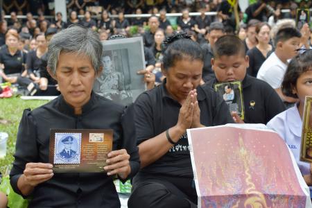 タイ前国王死去1年、国民黙とう　バンコクでは追悼行事