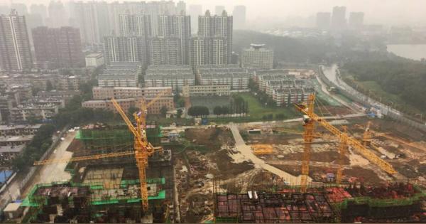 中国の地方都市、供給過剰の住宅購入で増える負債