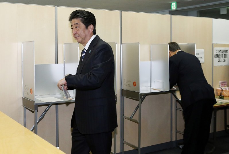 衆院選：安倍首相が不在者投票　小沢一郎氏とニアミス