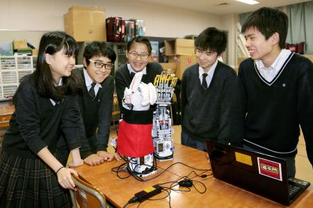 手話ロボット、大阪の中学生開発　言葉を翻訳、世界大会へ