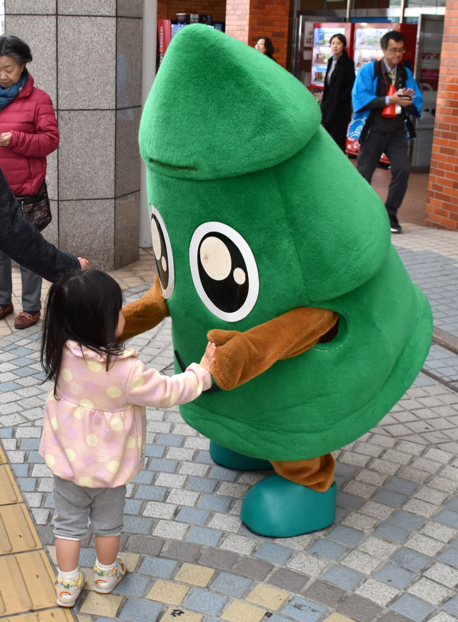 秋田の県キャラ スギッチ退職へ 名誉職員に