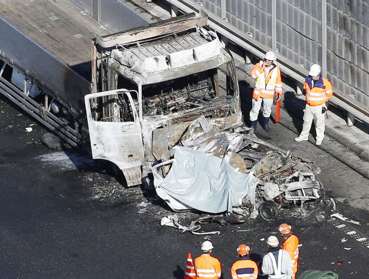 滋賀の名神で多重事故 1人死亡 乗用車全焼 トラック運転手逮捕