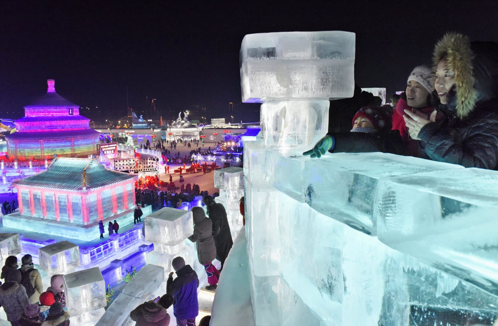 中国ハルビンで氷の祭典 極寒の中 ライトアップ