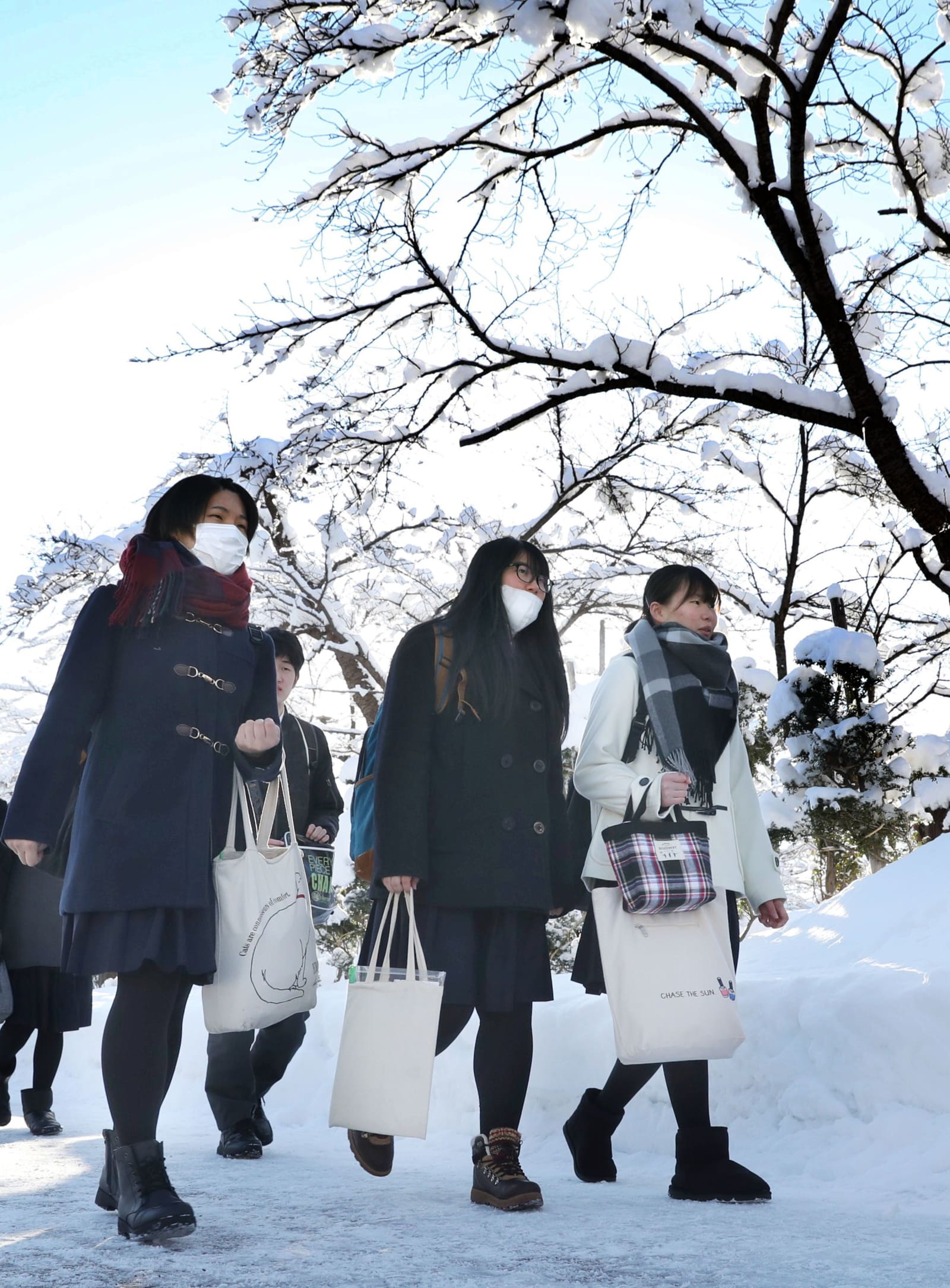 大学入試センター試験始まる 大雪や説明ミスで遅れも