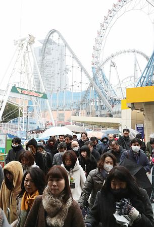 都内初のミサイル避難訓練 遊園地や地下鉄駅など 時事ドットコム