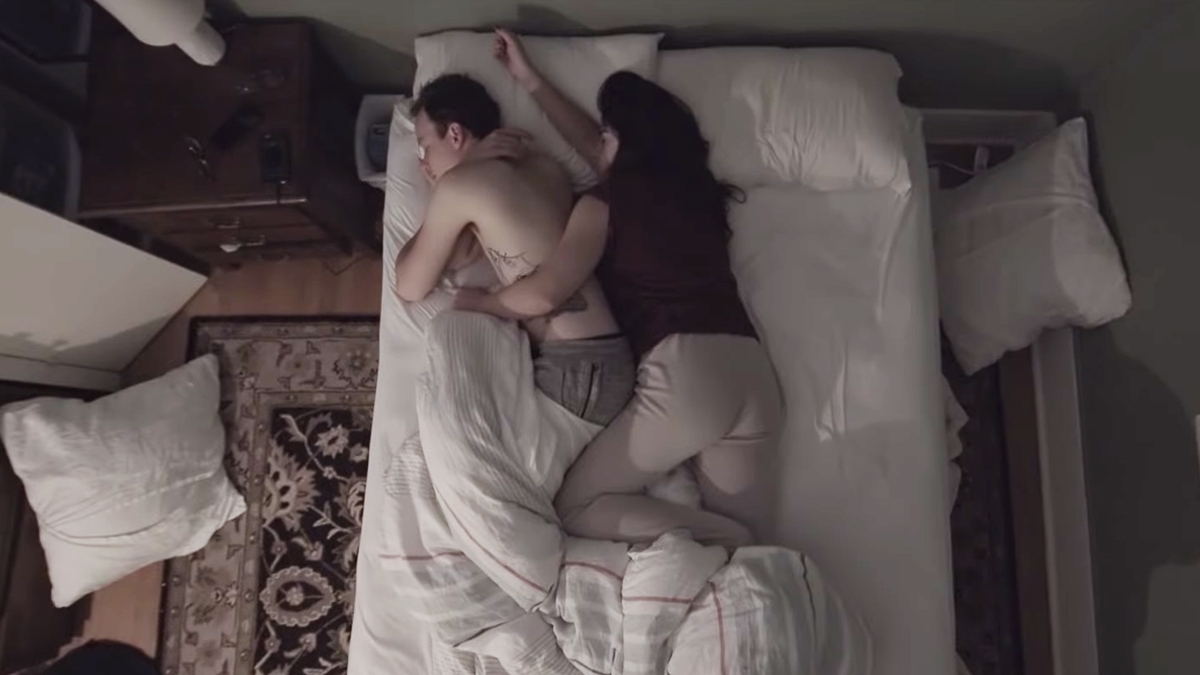 あまりにも何気ない 愛し合うふたりの 夜 を覗き見ると