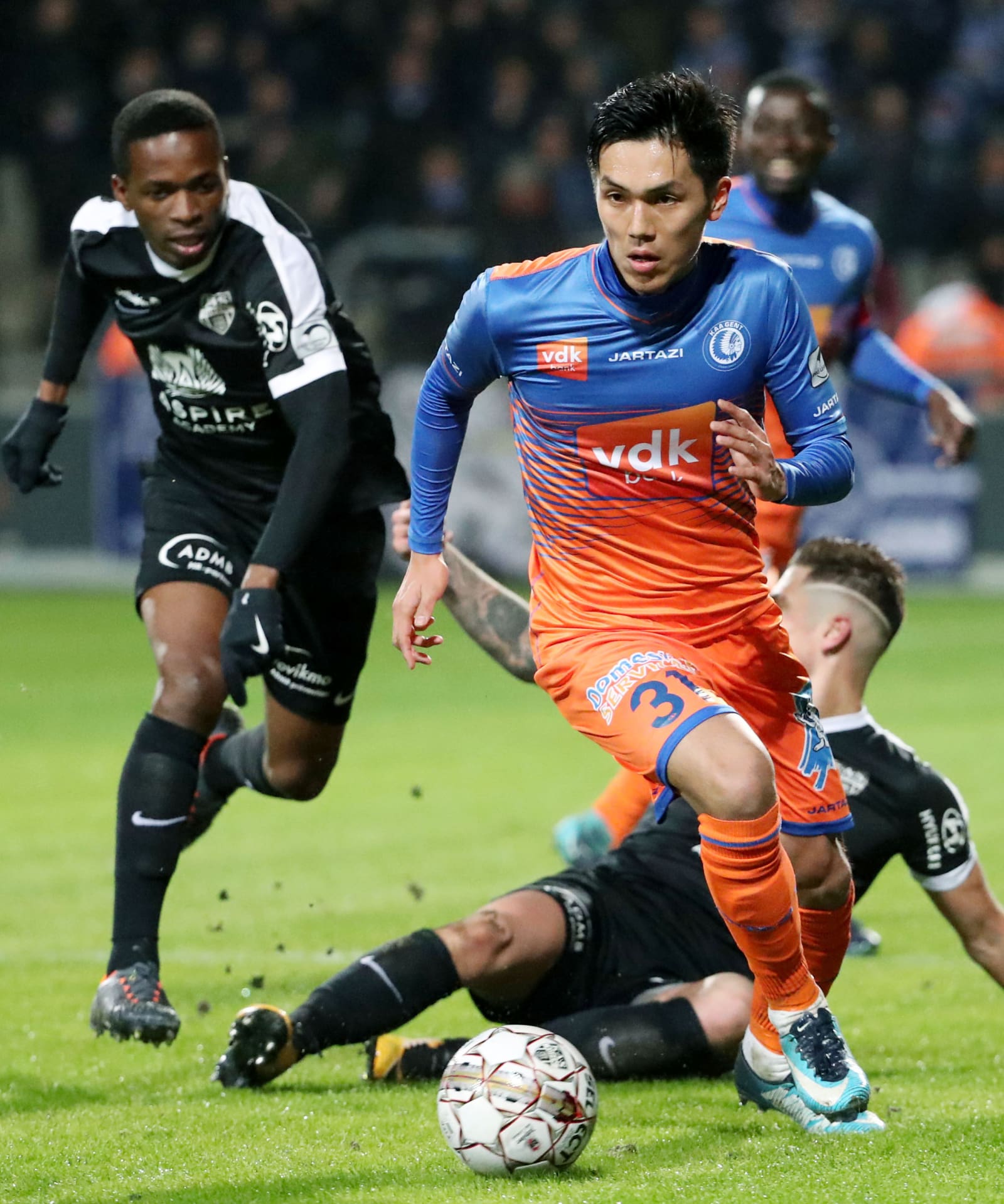 サッカー 久保は途中までプレー ベルギー1部リーグ