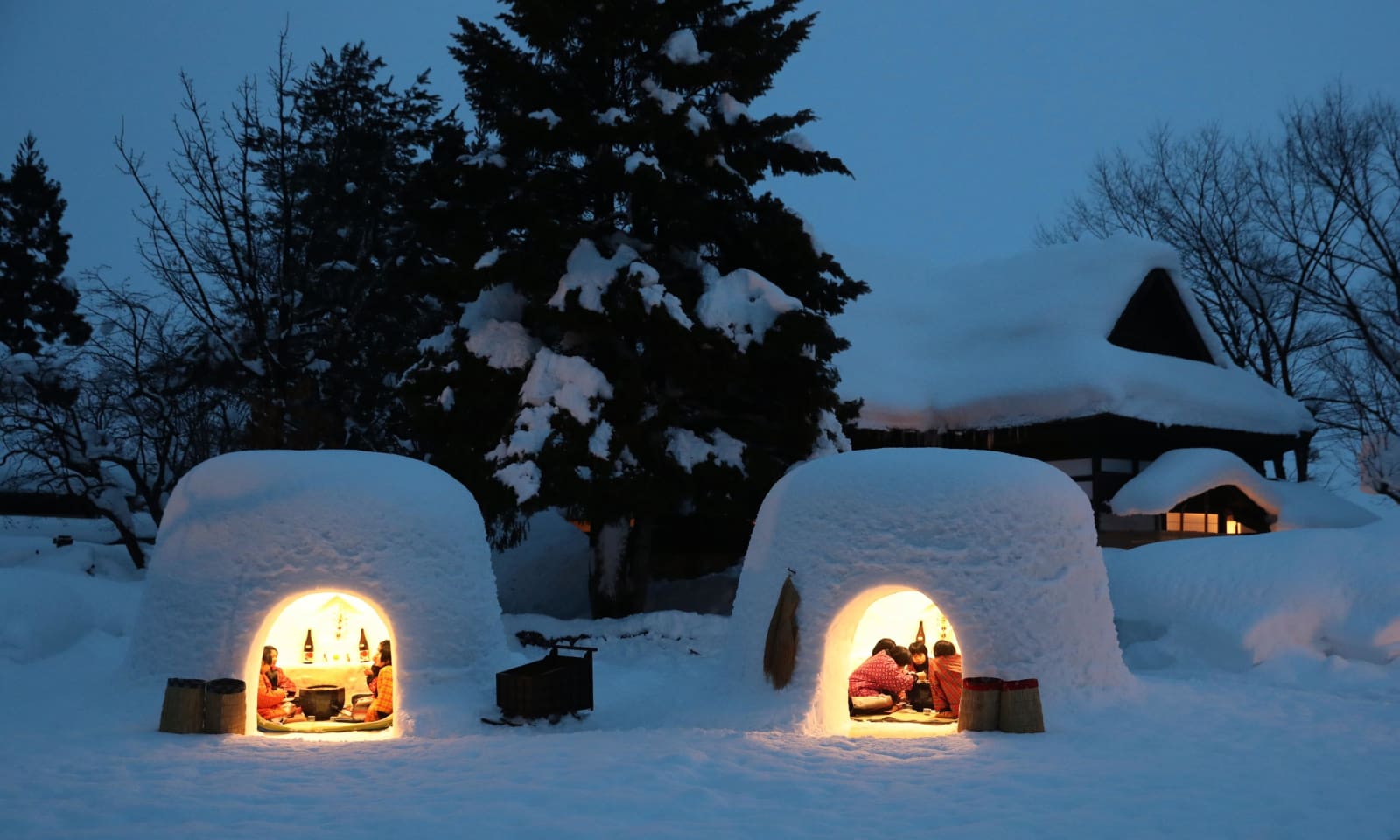 秋田 横手で かまくら 撮影会 ほのかな光 照らす雪景色