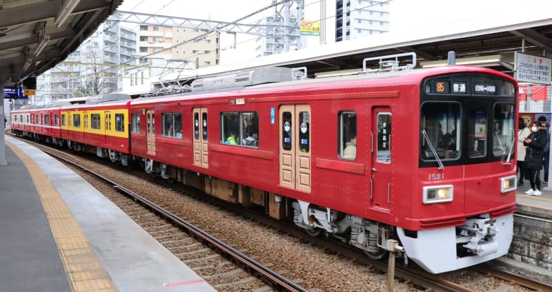京急グループ120年史と記念バッジ 京急、歴代車両のデザイン再現