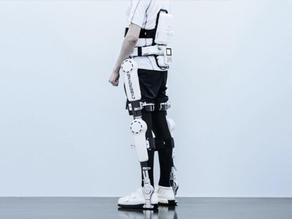日本企業サイバーダインがロボットスーツ「HAL」を使った治療事業を米国で開始