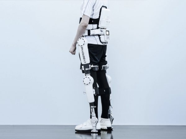 日本企業サイバーダインがロボットスーツ「HAL」を使った治療事業を