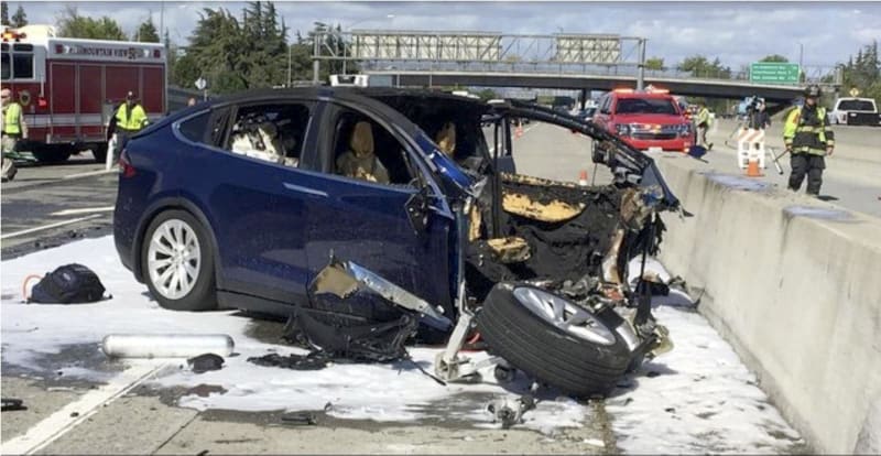米、テスラ車の死亡事故で調査　半自動運転モード搭載