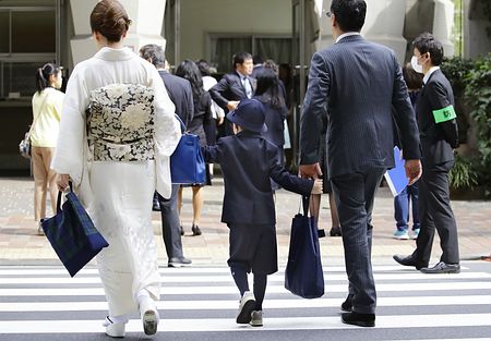 「アルマーニ」小学校で入学式＝全員が着用－東京・銀座：時事ドットコム