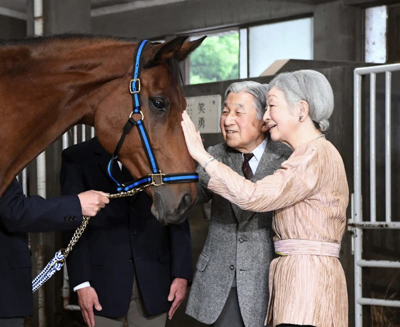 両陛下 馬の働きねぎらう 伊勢神宮に寄贈