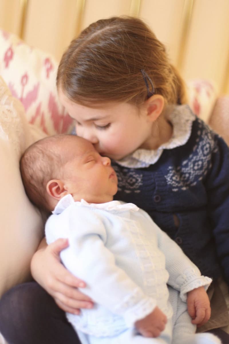 英王女 弟のおでこにキス 王室が写真公開