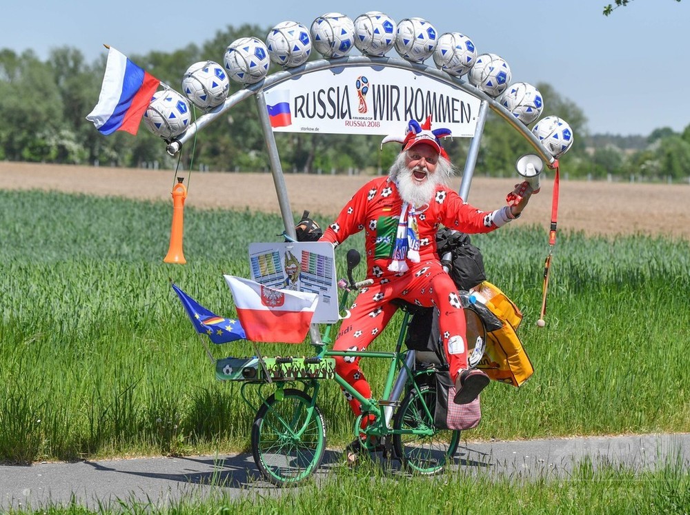 悪魔おじさん、新型自転車でサッカーW杯ロシア大会をPR
