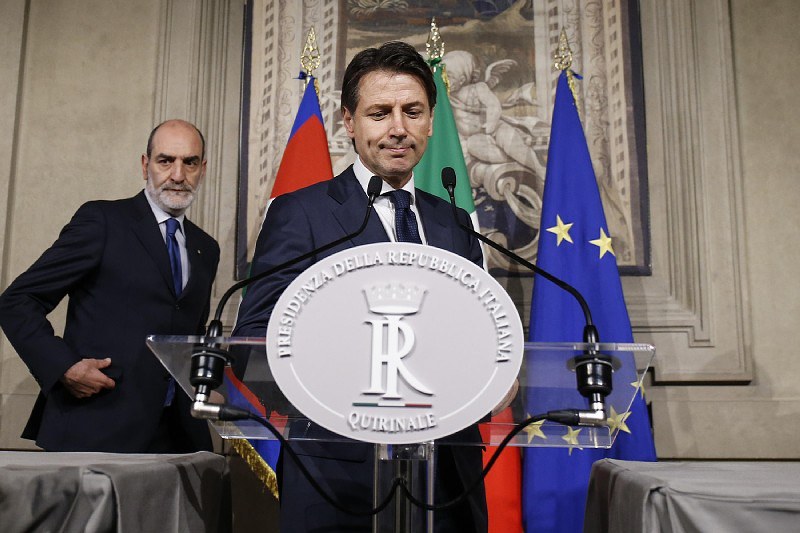 イタリア：組閣を断念　大統領、ＥＵ懐疑派の入閣認めず