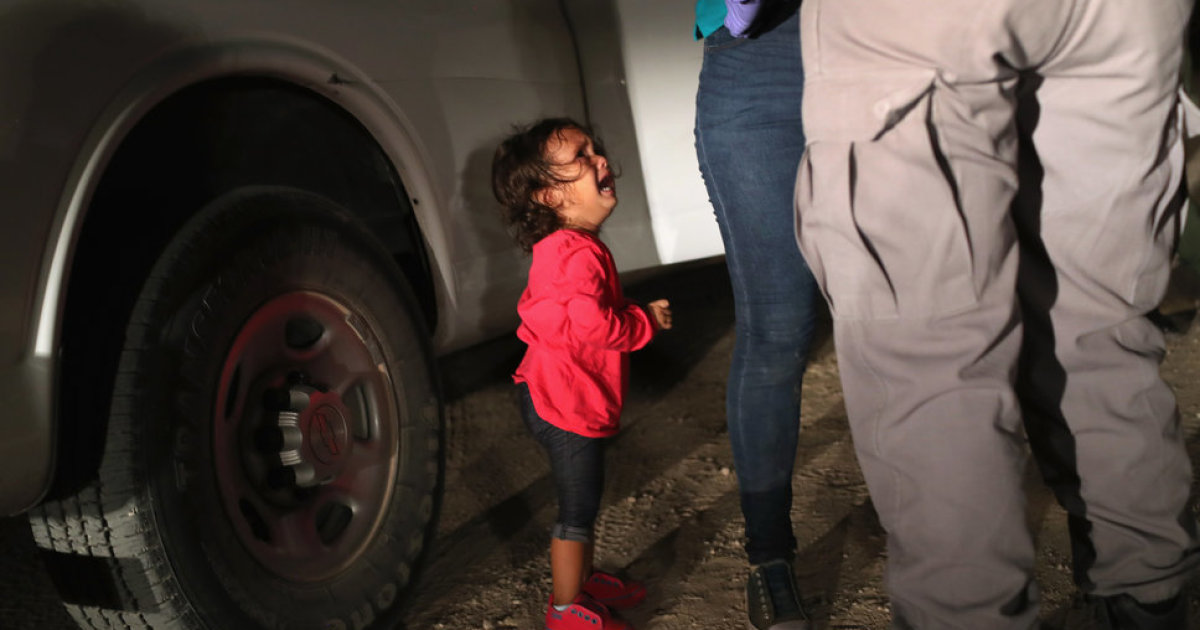 2歳の女の子が泣く 今 アメリカとメキシコの国境で親子が引き離されている