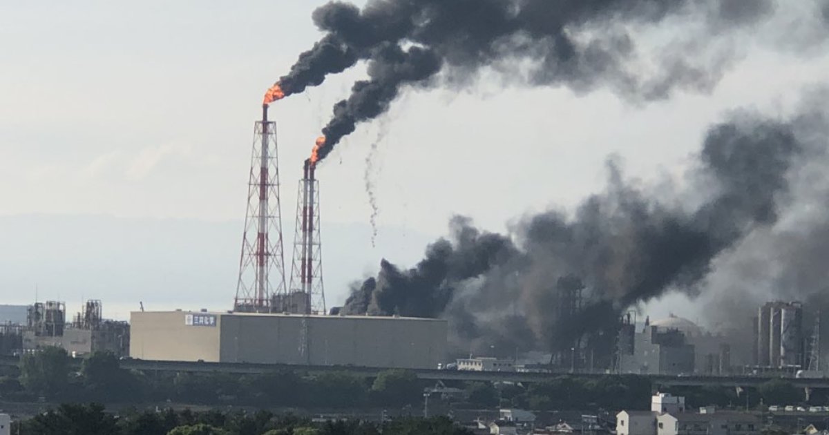 三井化学大阪工場で火災 大量の煙が石油コンビナートを覆う（写真・動画）