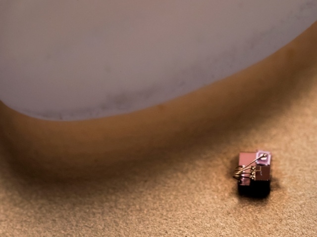 ミシガン大、米粒が巨大に見える世界最小「コンピュータ」開発--サイズ0.04立方mm