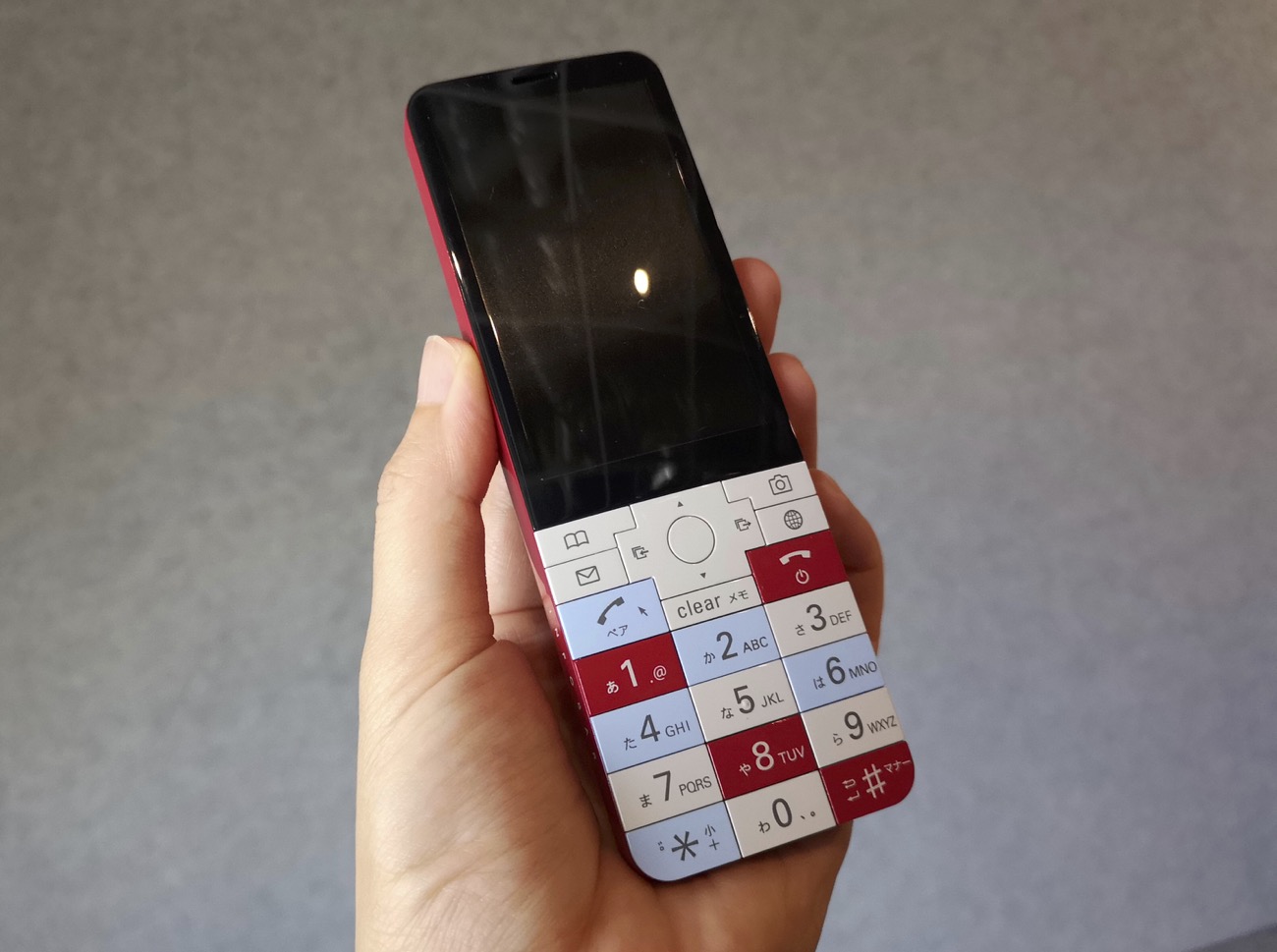 au INFOBARに3年ぶり新モデル「xv」登場 初代を洗練し復刻 (Engadget