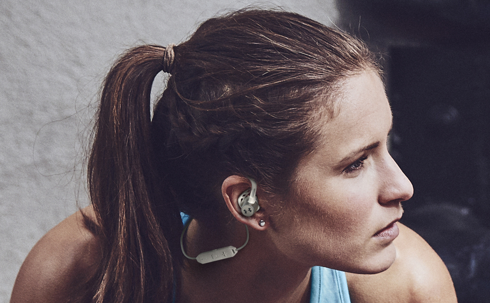 激しいワークアウトでも外れにくいbluetoothイヤホン2種 アンダーアーマーとjblがコラボ開発