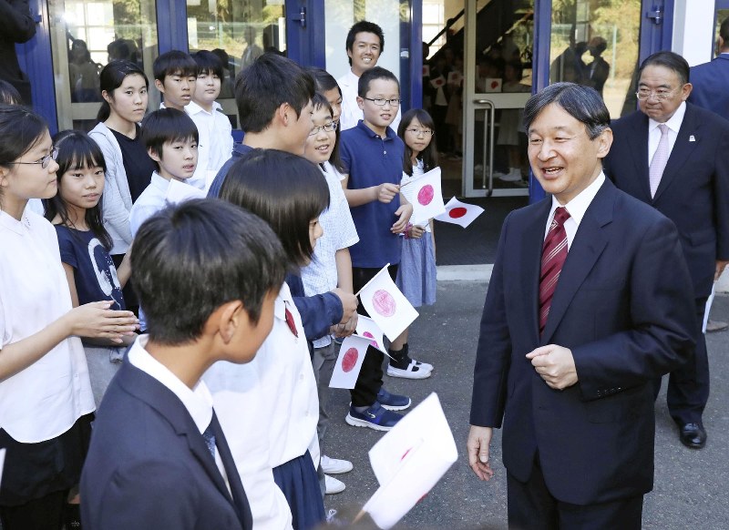 皇太子さま パリの日本人学校見学 水の大切さ語る