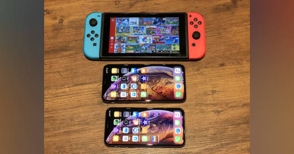 6.5インチ画面の iPhone XS Maxと、6.2インチのニンテンドースイッチ 