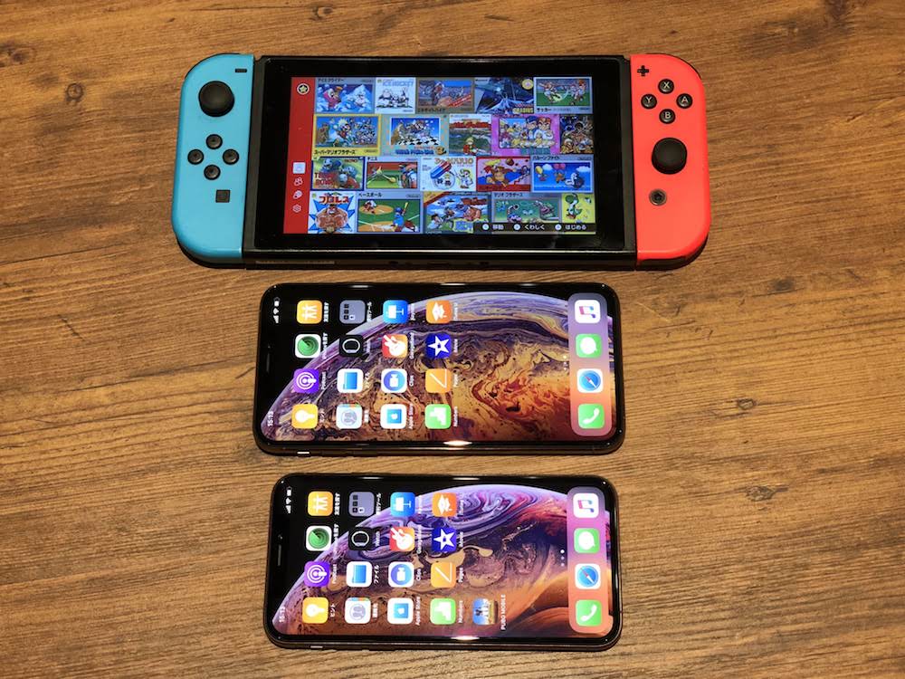6.5インチ画面の iPhone XS Maxと、6.2インチのニンテンドースイッチ 