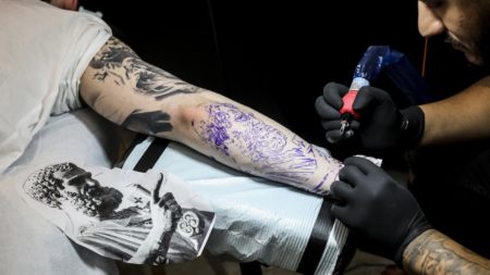 タトゥー界に革命を起こしたジャスティン ビーバーの彫り師 顧客はリアーナ カーラ デルヴィーニュ セレーナ ゴメス
