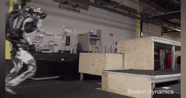 Boston Dynamicsのロボットのパルクールを見よう――2足歩行ロボットが段差を軽々ジャンプ