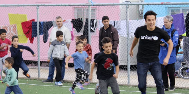 長谷部選手、難民キャンプ訪問　アテネで子供たちとサッカー