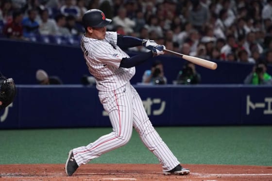 日米野球 侍ジャパン岡本 13打席目に待望の代表1号 2回にバックスクリーン特大ソロ