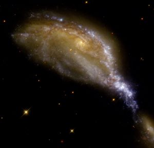 銀河というエサを食らう巨大な鳥頭「NGC 6745」 (sorae：宇宙へのポータルサイト)