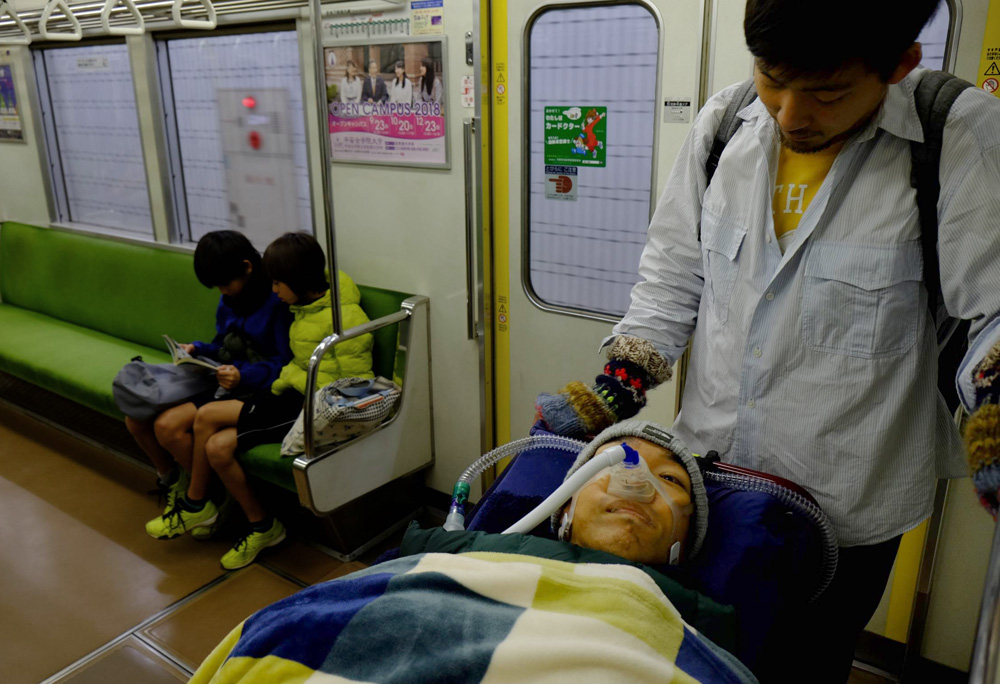 入院17年　人工呼吸器の筋ジス男性が京都で自立一人暮らし