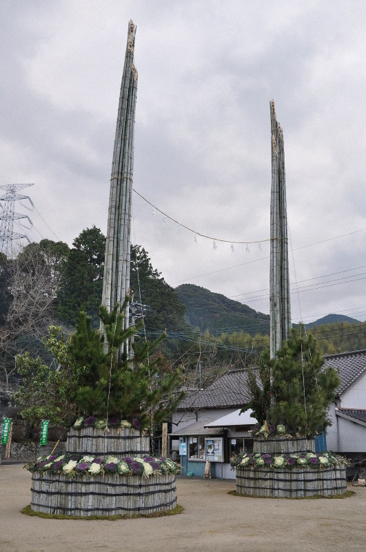 高さ15メートル 宝満神社参道に大門松 佐賀・唐津 (毎日新聞)