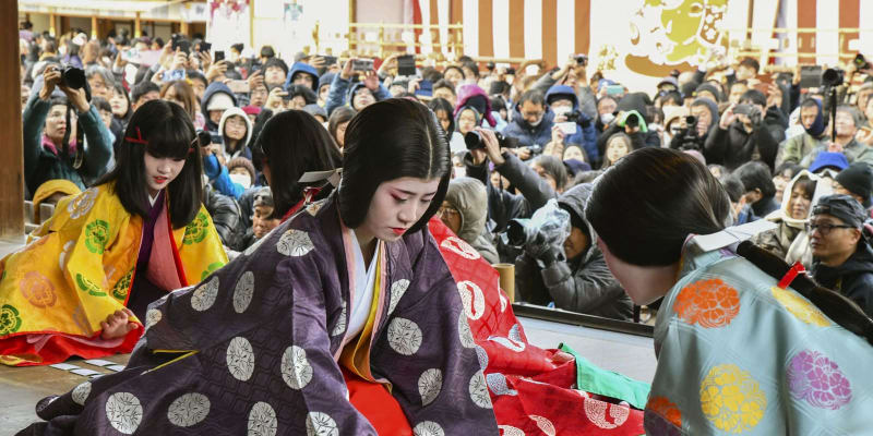 平安装束で「かるた始め」、京都　八坂神社、新春恒例
