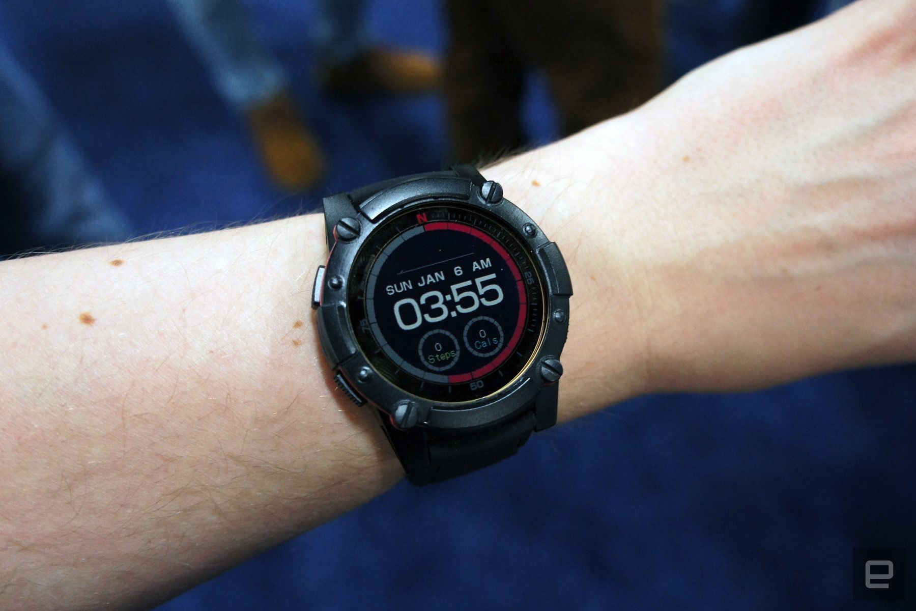 充電不要なスマートウォッチ Matrix Powerwatch 2 は体温に加えて光でも発電