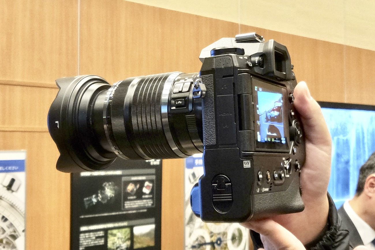 ついにUSB-C充電対応。オリンパス高級ミラーレス「OM-D E-M1X」のUSBを