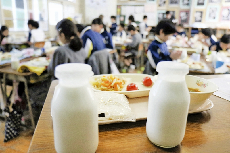 消える給食の牛乳瓶 配送効率で