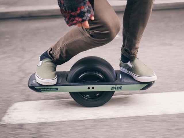 タイヤをまたいで乗る一輪電動スケボー「Onewheel」、手頃価格の小型軽量モデルが登場 (CNET Japan)