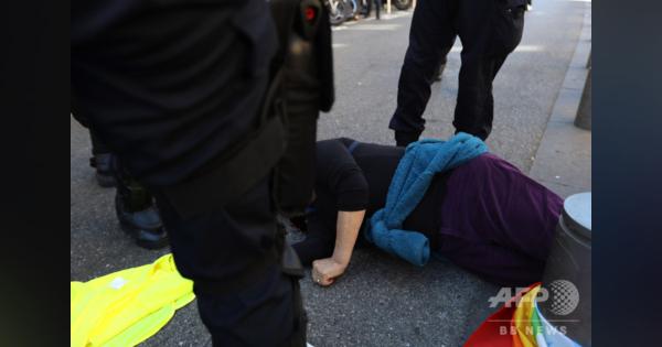 デモで重傷負った高齢女性へ「説教」、マクロン仏大統領に非難の声